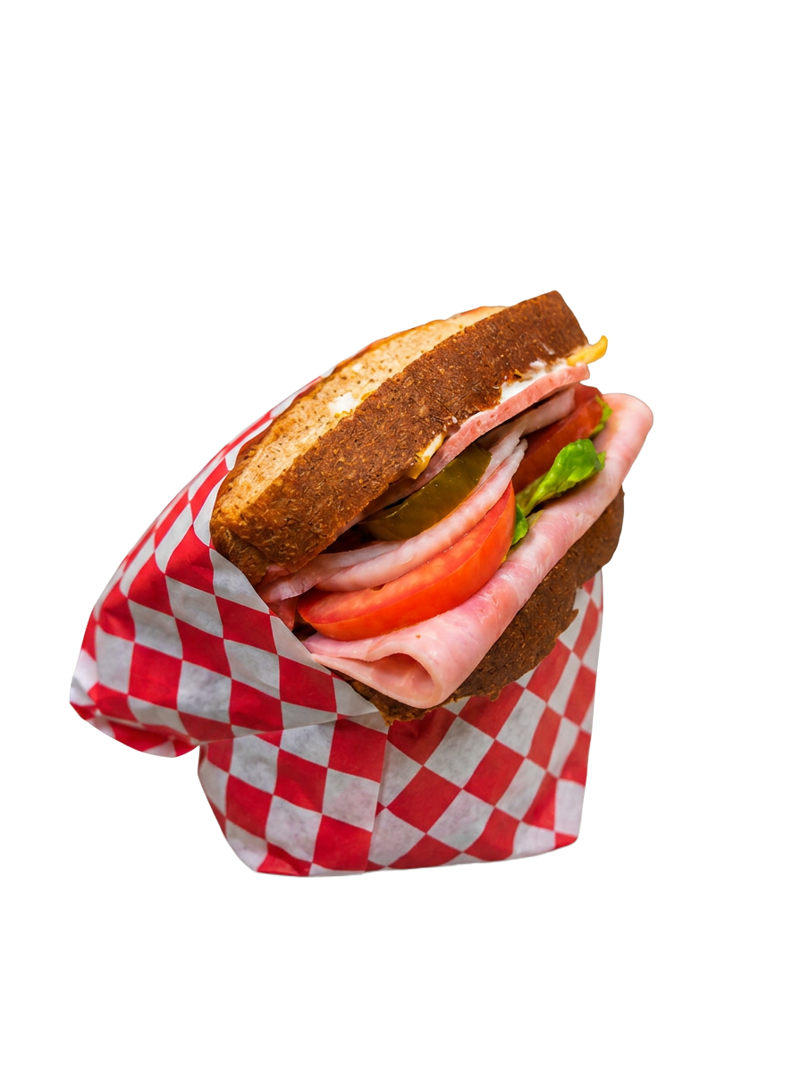 Sándwich con jamón, bolonia y vegetales.